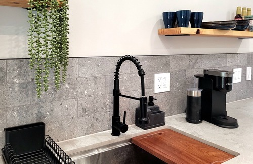 Cliff - Cannon Apartment | Valley View Urban Nest with a Deck