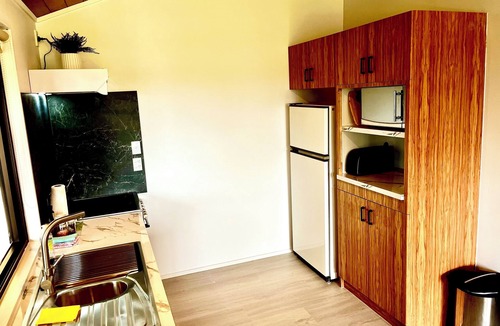 Waiatarua House | Valley Views Home