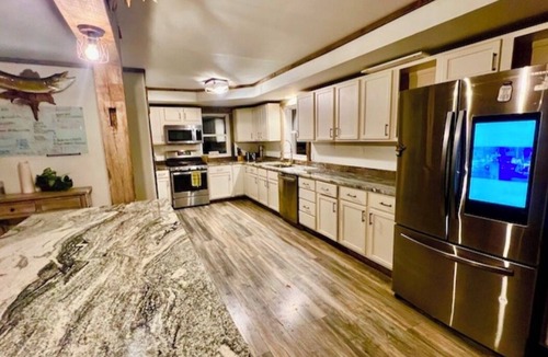 Lansing Cabin | ValleyView Lodge 4 bedroom/2.5 bathroom with Swimming Pond and Hot Tub Jacuzzi