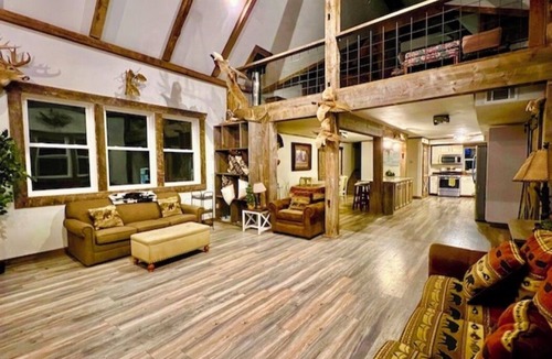 Lansing Cabin | ValleyView Lodge 4 bedroom/2.5 bathroom with Swimming Pond and Hot Tub Jacuzzi