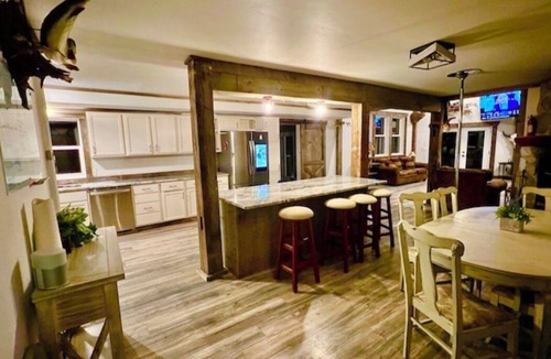 Lansing Cabin | ValleyView Lodge 4 bedroom/2.5 bathroom with Swimming Pond and Hot Tub Jacuzzi