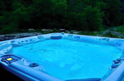 Lansing Cabin | ValleyView Lodge 4 bedroom/2.5 bathroom with Swimming Pond and Hot Tub Jacuzzi