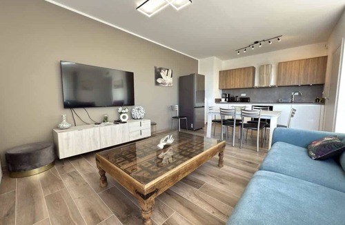 Serignan Apartment | Valras-Plage Luxury: Sea Views, Jacuzzi & Pool!