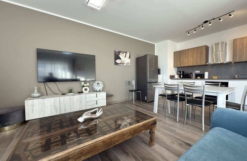 Serignan Apartment | Valras-Plage Luxury: Sea Views, Jacuzzi & Pool!