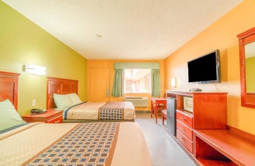 Denver City Hotel | Value 2-Room Retreat w/2 Full Beds & Easy Access to Dining & Shops