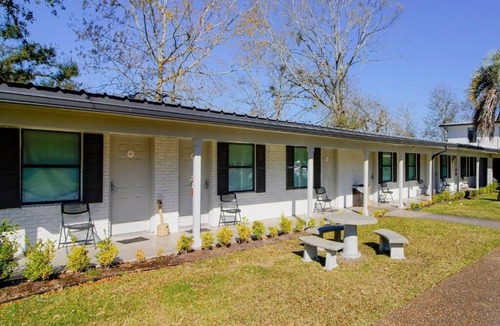 Sulphur Apartment | Value Stay: Non-Smoking Unit featuring Queen Bed and Mini Kitchen