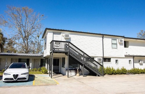 Sulphur Apartment | Value Stay: Non-Smoking Unit featuring Queen Bed and Mini Kitchen