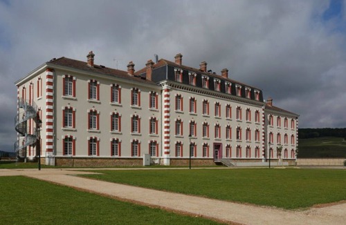 Epernay Apartment | Value Studio: Cozy, Kitchenette, Free Wi-Fi