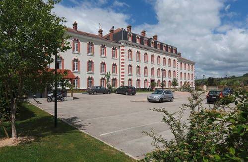 Epernay Apartment | Value Studio: Cozy, Kitchenette, Free Wi-Fi