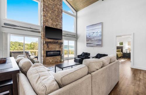 Branson West House | Van Kirk Cove - 6 BDR Stunner