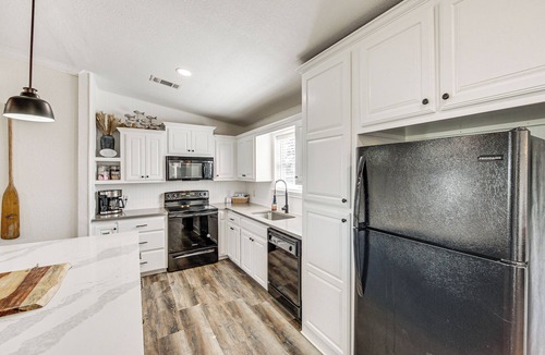 Van House | Van Vacation Retreat w/Private 300-Acre Lake!