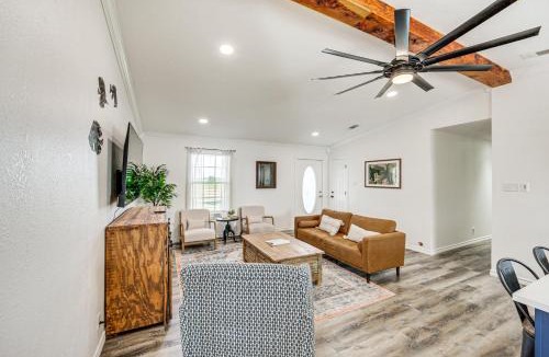 Van House | Van Vacation Retreat w/Private 300-Acre Lake!