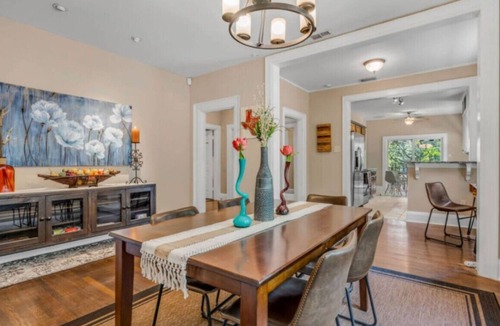 Oak Lawn House | Vandelia Retreat – Walk to Oak Lawn Shops & Dining