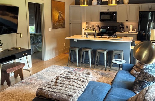 Hillsboro West End Apartment | Vandy/Hillsboro Village walkable charming furnished apt