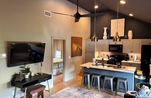 Hillsboro West End Apartment | Vandy/Hillsboro Village walkable charming furnished apt