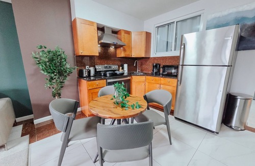 Market East Apartment | Vantage/King Bed/Elevator/65"TV/Ensuite