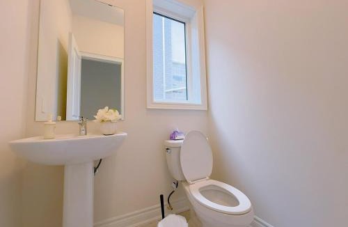 Pickering House | Vantage stay Modern 4BR townhouse pickering