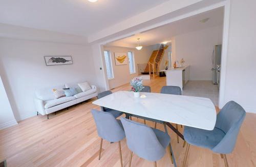 Pickering House | Vantage stay Modern 4BR townhouse pickering