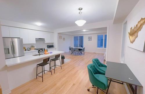 Pickering House | Vantage stay Modern 4BR townhouse pickering