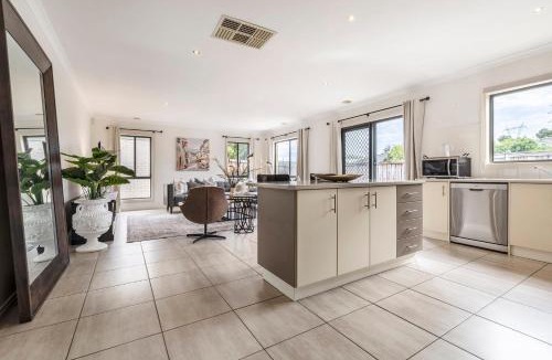 South Morang House | VAQUAY Provence In South Morang