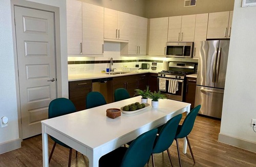 Woodlake - Briar Meadow Apartment | Vargos Long-term Gym pool 2/2 King fully equipped