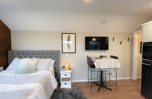 South Colby House | Vashon View Cottage - Vashon, WA