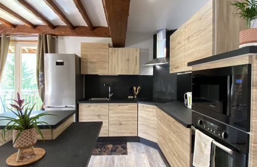 Cauterets Apartment | Vaste T4 115m2. Balcon. Vue. Suite. Jardin et jeux