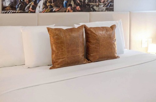 Gay Village Hotel | Vault King – Berri-UQAM Loft