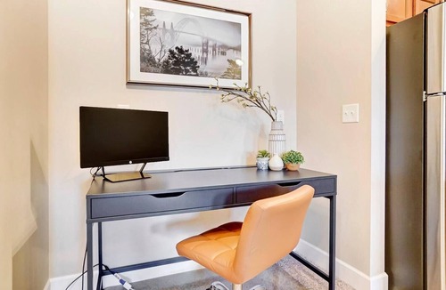 Westerville Apartment | Vaulted Polaris Loft | Balcony | Easy Free Parking