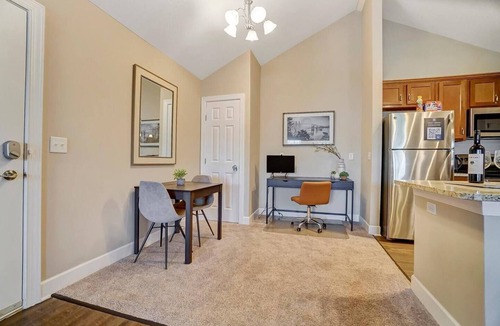 Westerville Apartment | Vaulted Polaris Loft | Balcony | Easy Free Parking