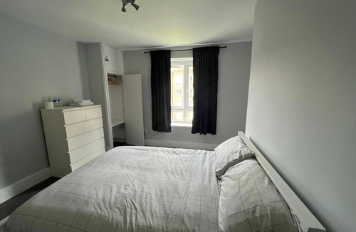 Oval Apartment | Vauxhall Central Room 3