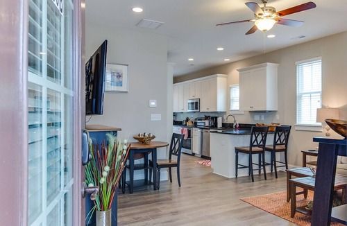Northeast Virginia Beach House | VB Townhouse 2BR Pet‑Friendly Short Walk to Beach & Boardwalk (406B)