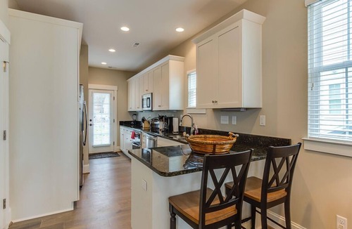 Northeast Virginia Beach House | VB Townhouse 2BR Pet‑Friendly Short Walk to Beach & Boardwalk (406B)