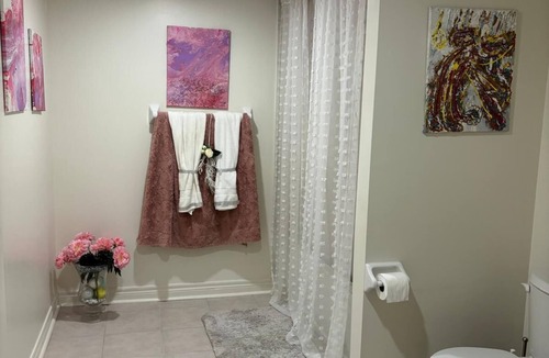 Oshawa House | Vee’s Cozy Basement Getaway