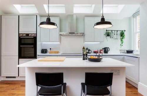 Oval House | Veeve - Embassy Elegance