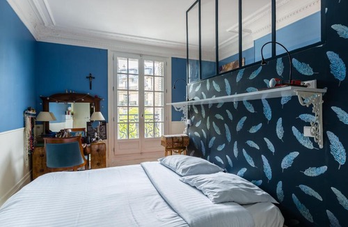17th Arrondissement Apartment | Veeve - Opulent Blues in Batignolles
