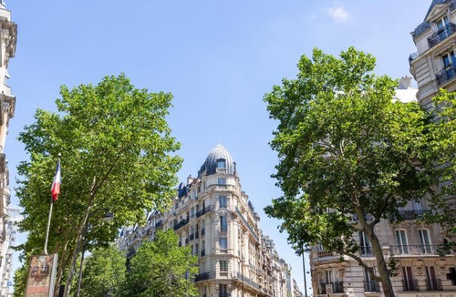 17th Arrondissement Apartment | Veeve - Opulent Blues in Batignolles