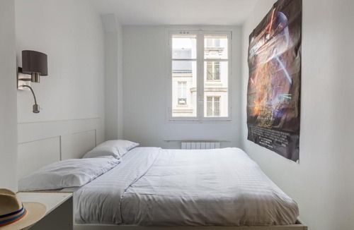 17th Arrondissement Apartment | Veeve - Opulent Blues in Batignolles