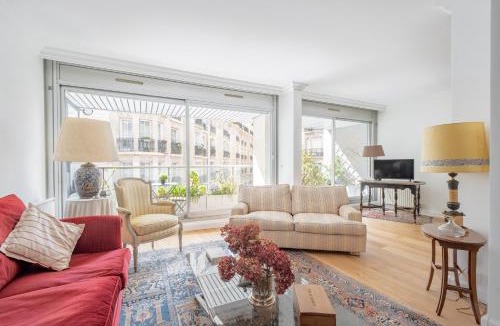 Neuilly-sur-Seine Apartment | Veeve - Refined Retro
