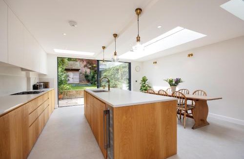 Oval House | Veeve - The Oval House