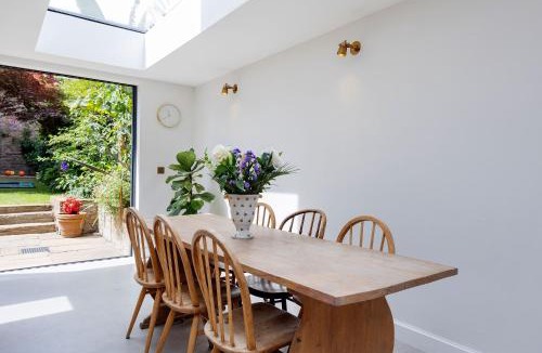 Oval House | Veeve - The Oval House