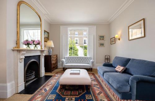 Oval House | Veeve - The Oval House