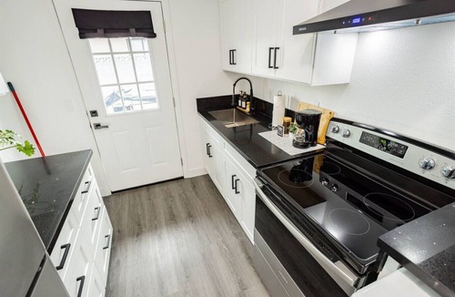 Beverly Green House | Vegas Strip Hideaway: Strat View | BBQ + Lounge