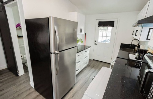 Beverly Green House | Vegas Strip Hideaway: Strat View | BBQ + Lounge