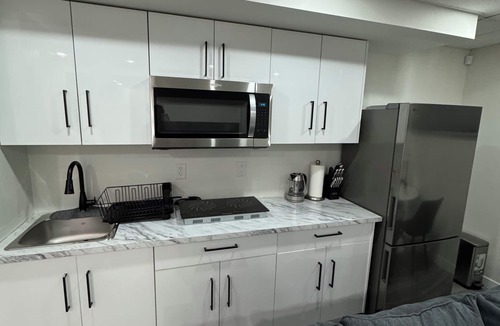 Transcona House | Velvet&Rose|Elegant Private 2BR Suite|Free Parking|Wi-Fi