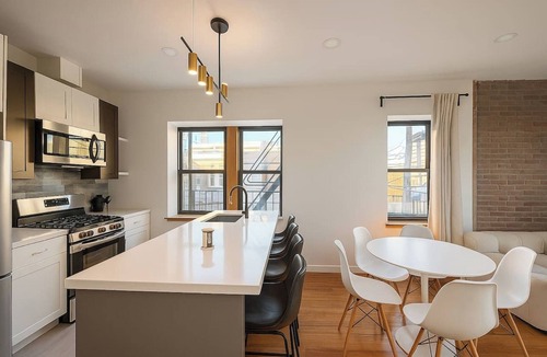 Jersey City Apartment | Velvet Winter Skyline | Boho 2BR 15 Min To NYC