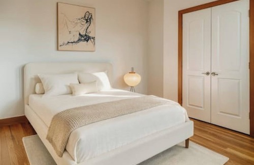 Jersey City Apartment | Velvet Winter Skyline | Boho 2BR 15 Min To NYC