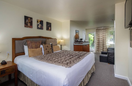 Northeast Carmel Hotel | Vendange Carmel Inn & Suites