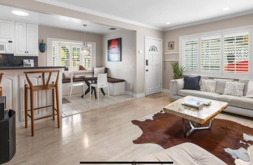 Venice Canals House | Venice Beach Bungalow Steps From the Canals & 5 Minute Walk to Venice Beach