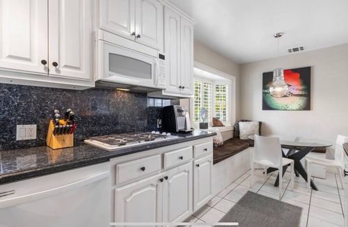 Venice Canals House | Venice Beach Bungalow Steps From the Canals & 5 Minute Walk to Venice Beach